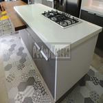 Cozinha em quartzo branco